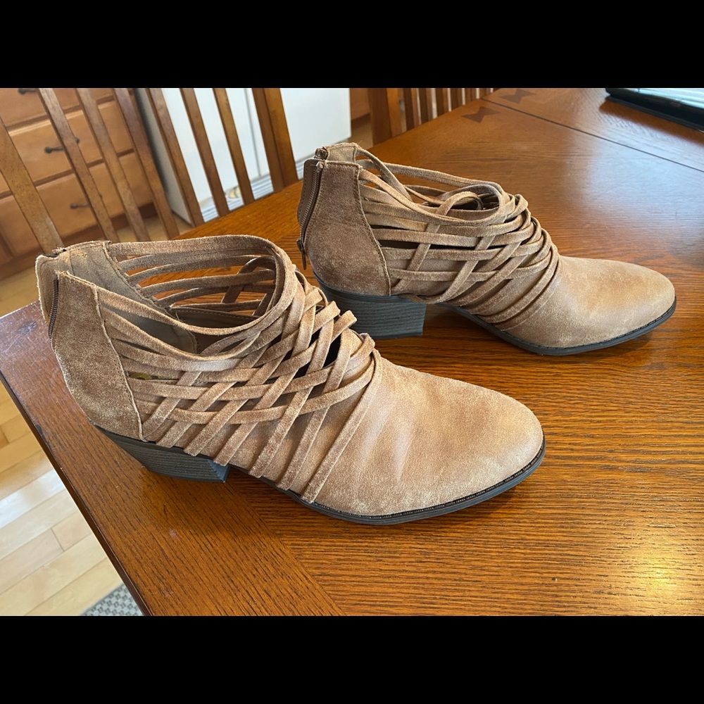Fergalicious by Fergie brown booties. Never worn size 11